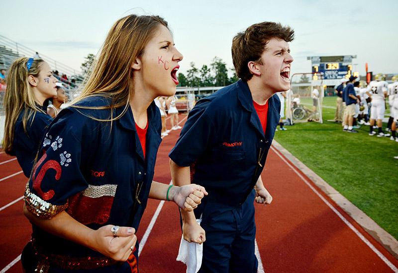 Seniors Tori Payne and James Yoder yell for the tigers.