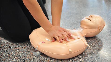 Seniors gather for CPR instruction in the commons during Tiger Den. CPR mannequins are rotated through Tiger Den classes to give seniors the opportunity to practice. 